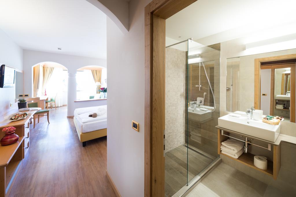 Hotel Ambassador Levico Terme Esterno foto