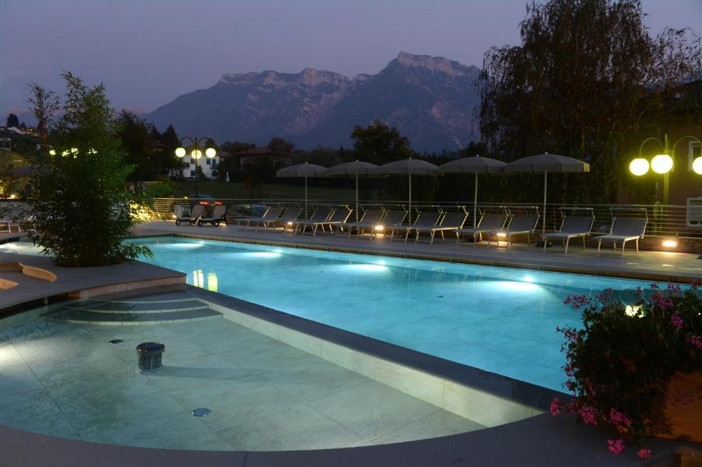 Hotel Ambassador Levico Terme Esterno foto