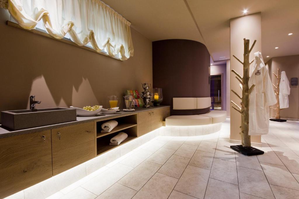 Hotel Ambassador Levico Terme Esterno foto