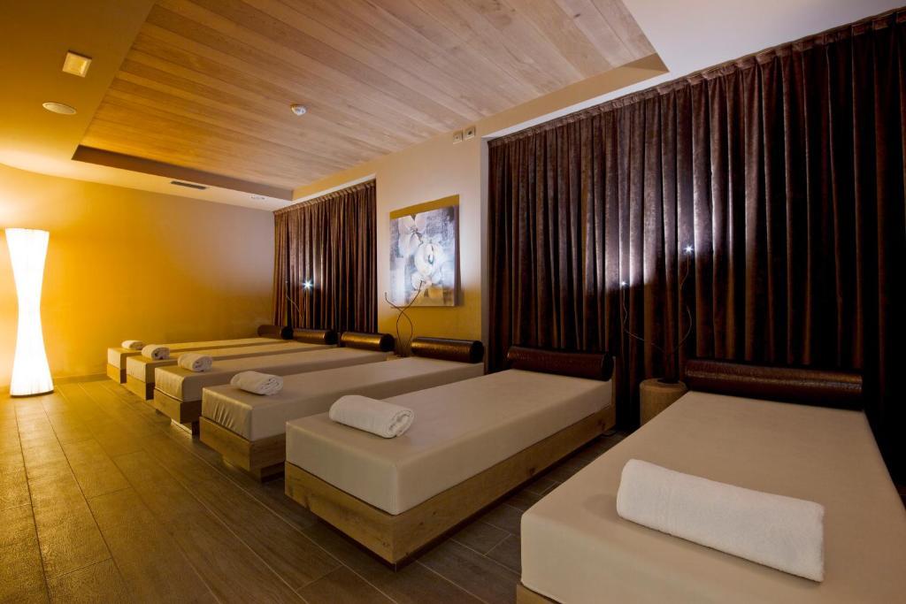 Hotel Ambassador Levico Terme Esterno foto